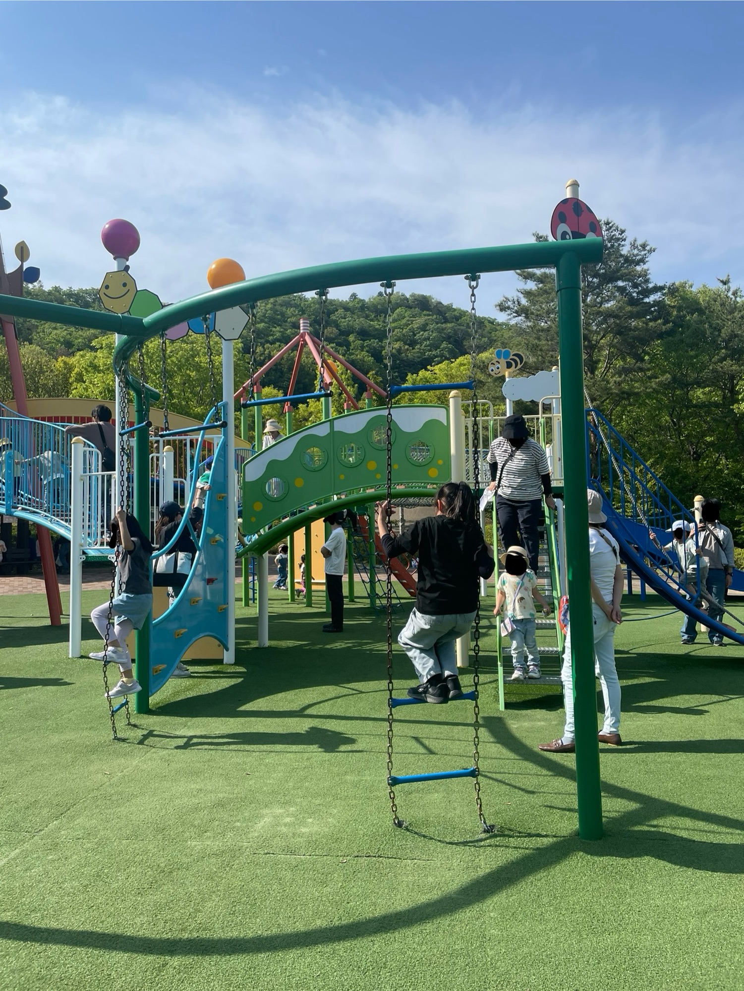 一庫公園の大型遊具で遊ぶこども