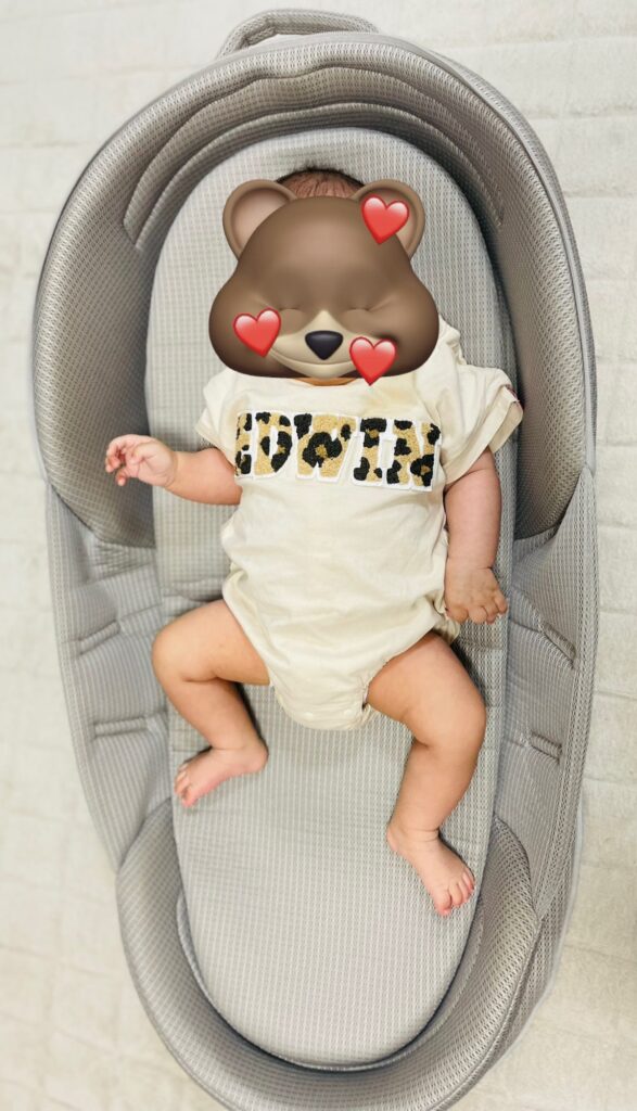 生後4ヶ月の赤ちゃんがネオママイズムで寝ている様子の写真。