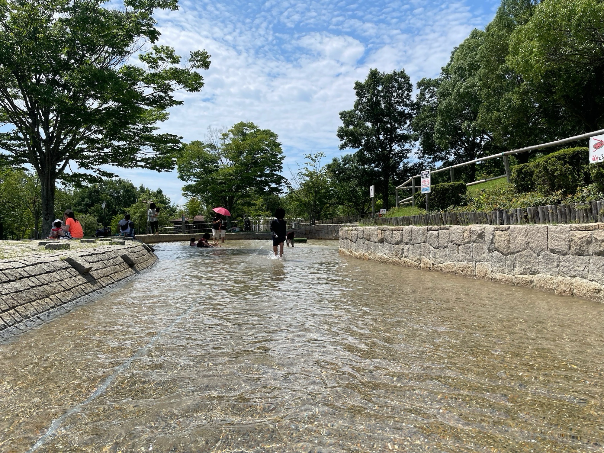 一庫公園の丘の流れで水遊び