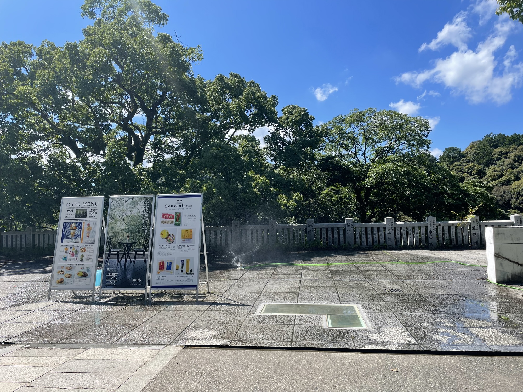 神椿付近に設置されたスプリンクラー。夏場の熱中症対策に嬉しい涼スポット