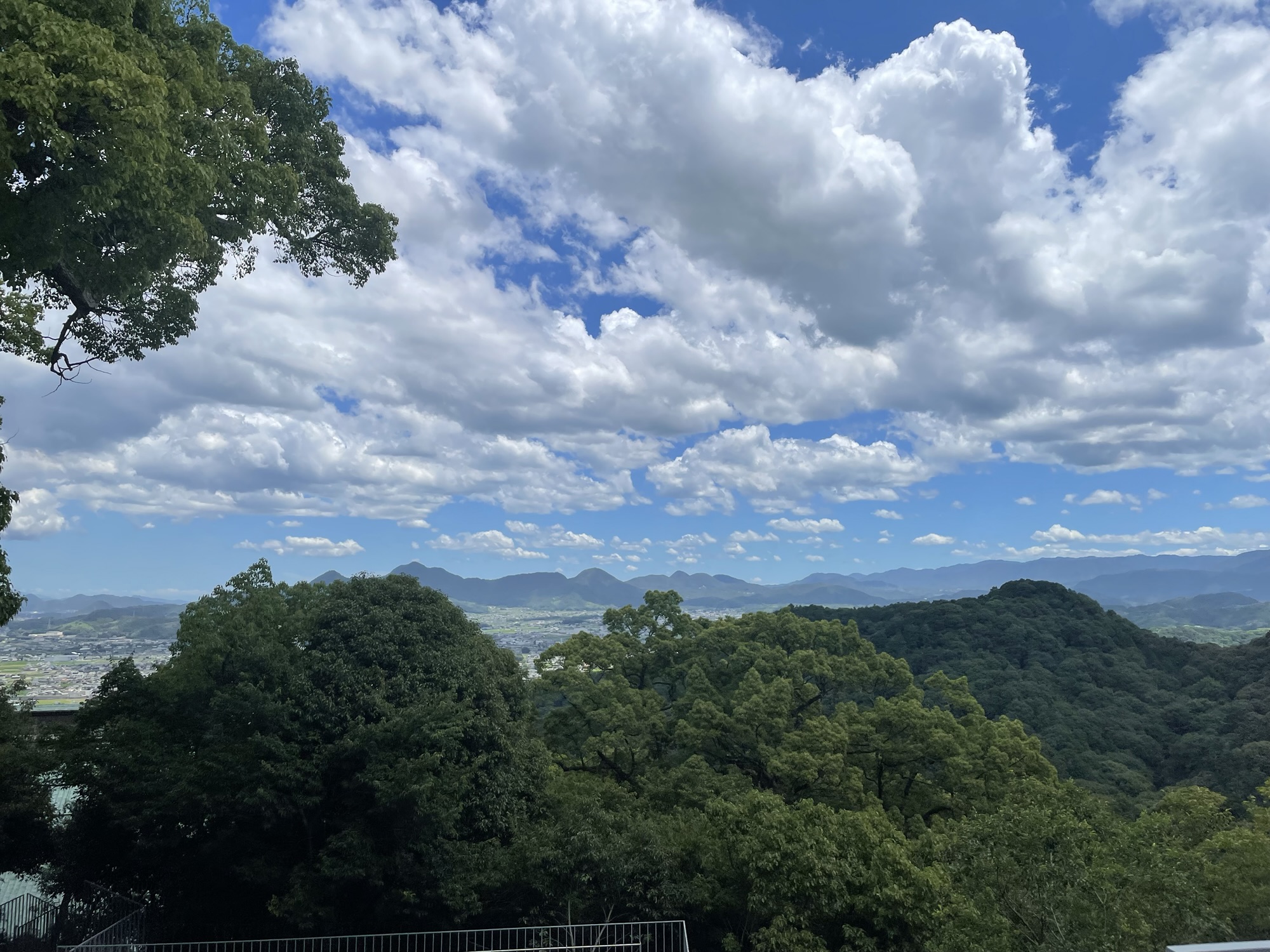 奥社から見渡す景色。1368段の階段を登った者だけが見られる絶景