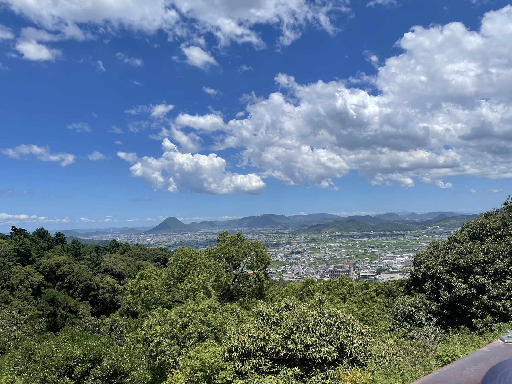 御本宮から見下ろす絶景。讃岐平野を一望できる開放感のある風景