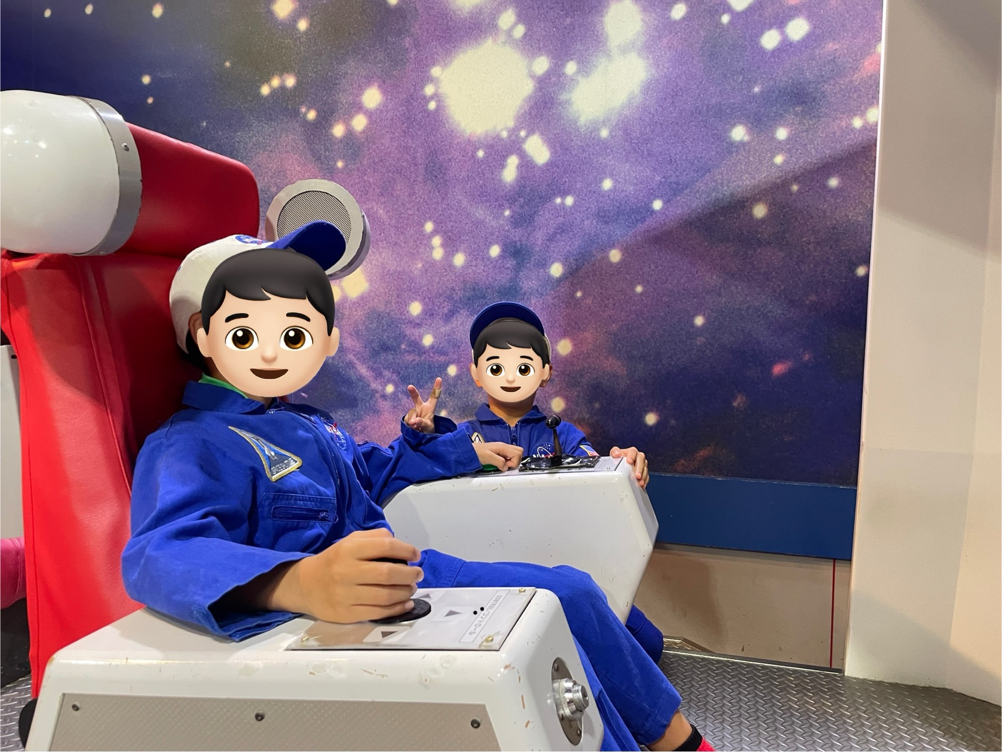 橿原こども科学館でスペースシップシミュレータに乗って遊ぶ様子
