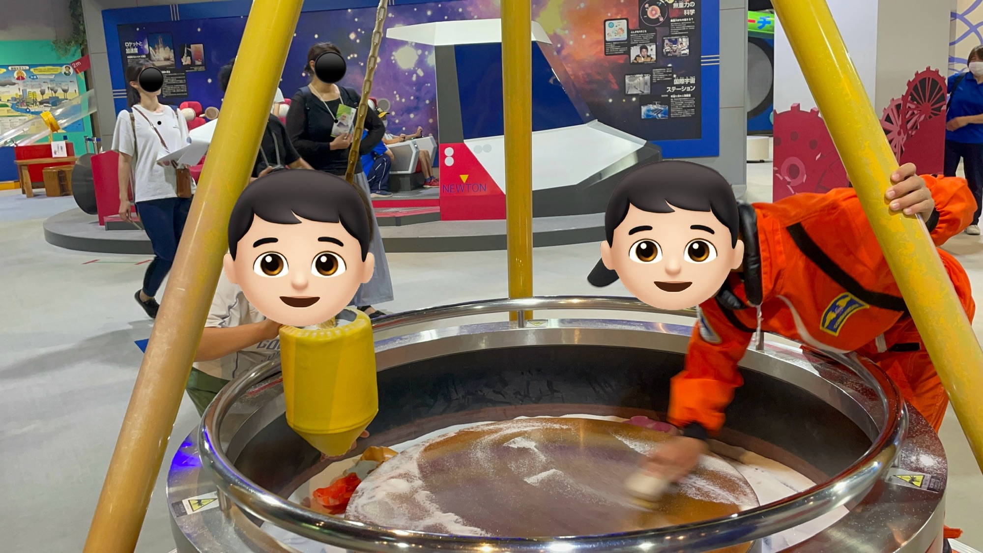 橿原こども科学館の力のはたらきゾーン。振り子で遊ぶ子どもたち