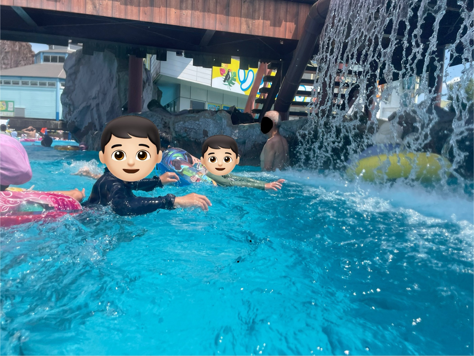 東条湖おもちゃ王国「アカプルコ」の流水プールと、噴水や水しぶきが楽しめるスプラッシュパレス。全長150mの流れる水路で、浮き輪でゆったり楽しめます。