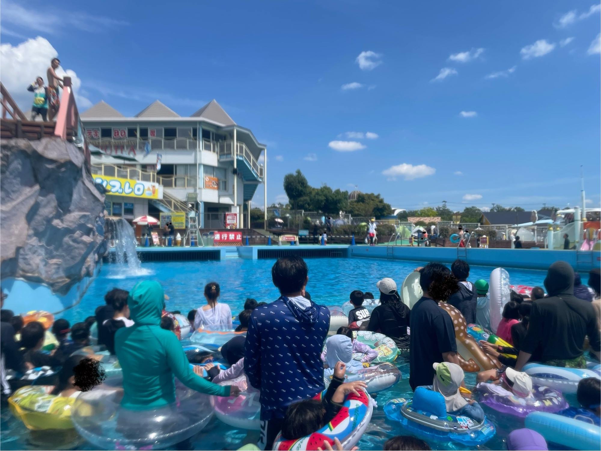 東条湖おもちゃ王国「アカプルコ」の波のプール全景。波発生中はまるで海にいるような感覚が楽しめます。最大水深1.35mで、浅瀬は小さな子ども向け。