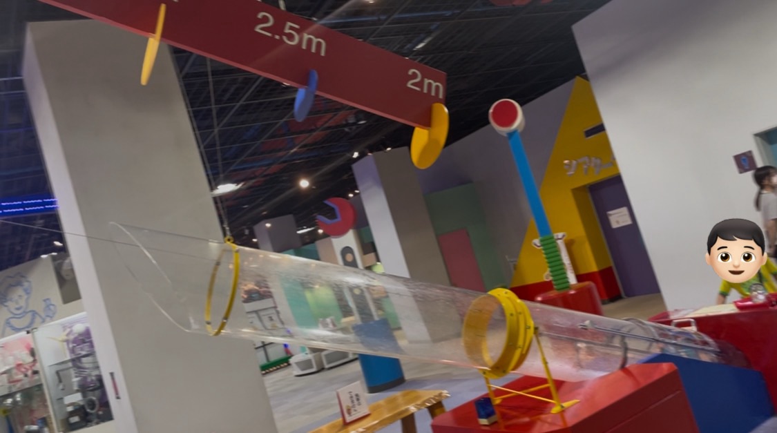 橿原こども科学館でペットボトル空気ロケットを飛ばして遊ぶ子どもたち