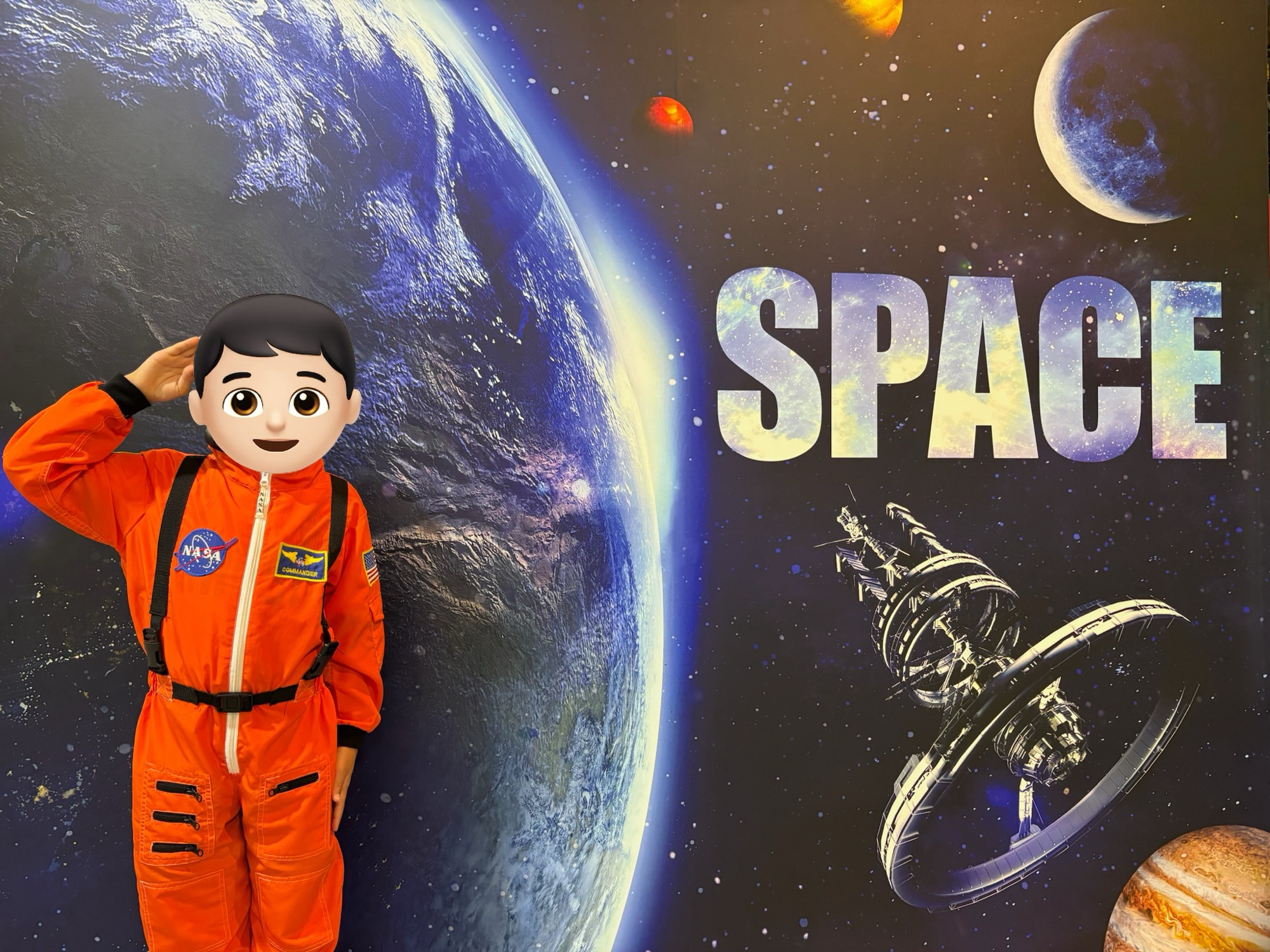 宇宙飛行士の衣装を着て記念撮影できる橿原こども科学館の展示