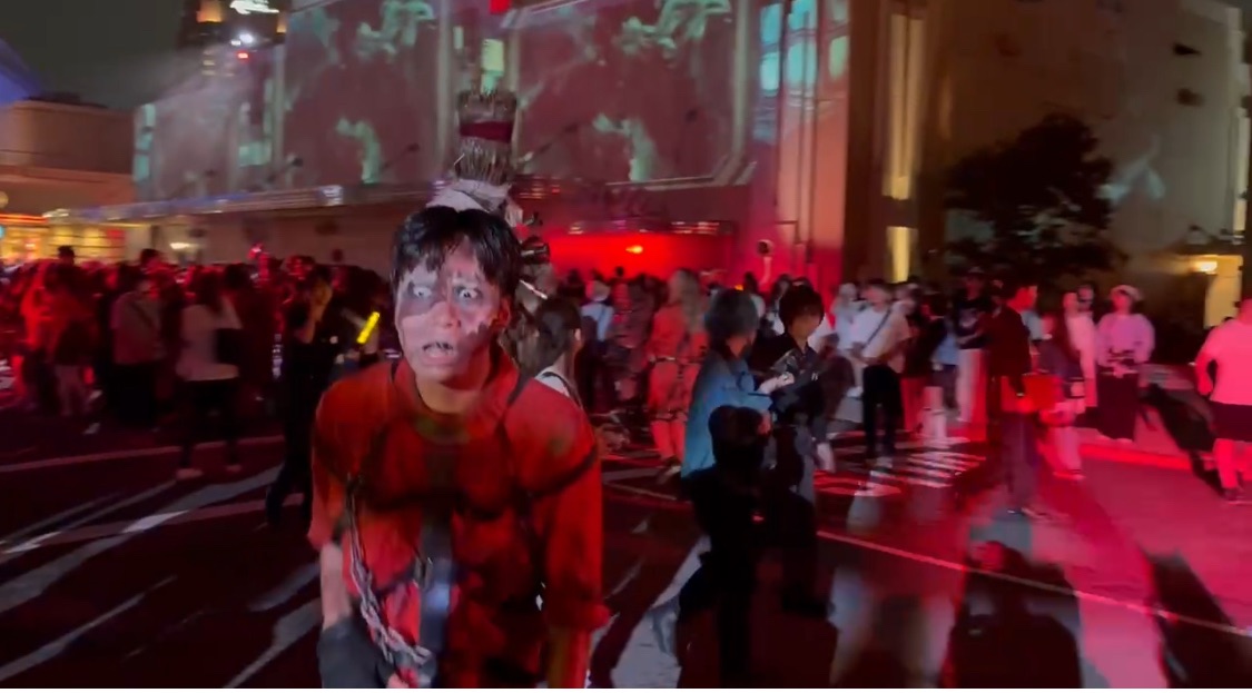 USJのハロウィンイベントで出現する本格的なゾンビたちの写真。夜のパークに登場。