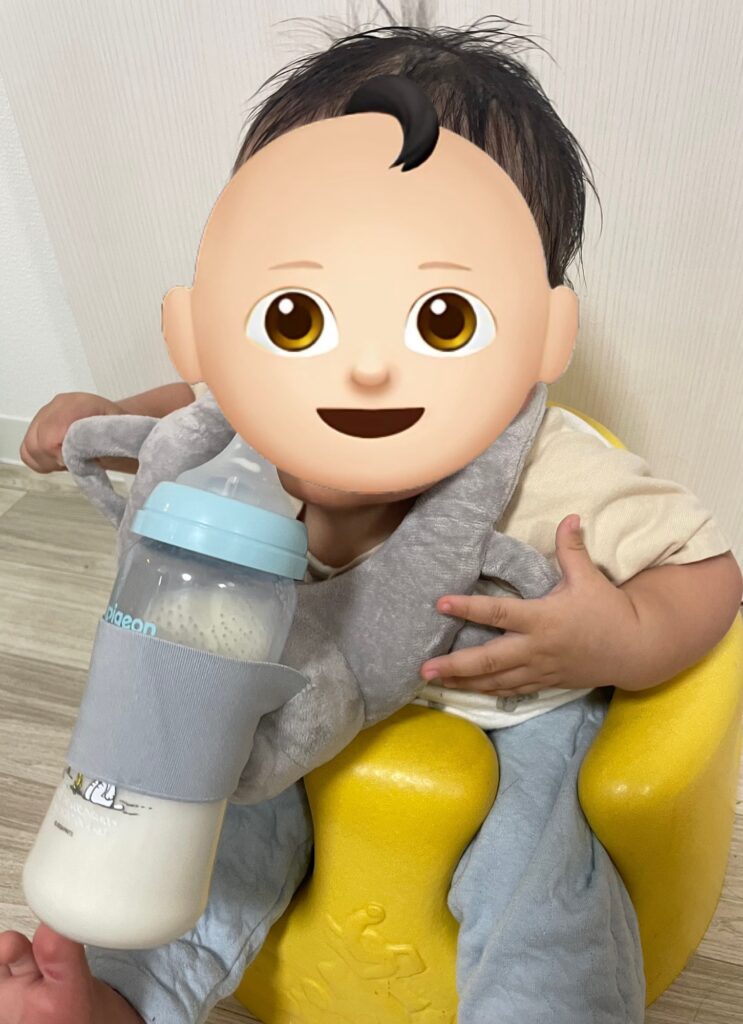 バンボに座ってCocoPon 哺乳瓶ホルダーを使う赤ちゃん。