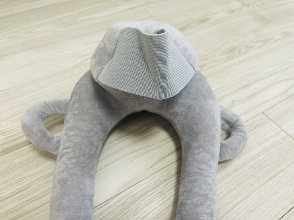 CocoPon 哺乳瓶ホルダーの持ち手部分のアップ。2箇所の持ち手で安定感をサポート。