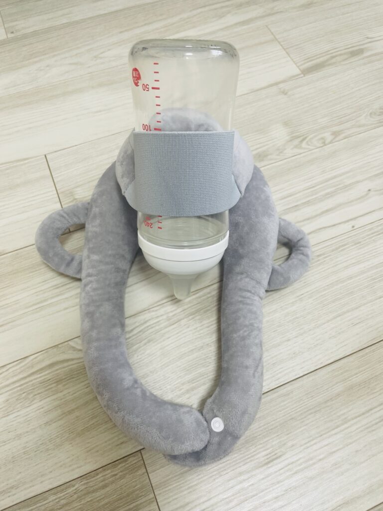 CocoPon 哺乳瓶ホルダーの全体写真。やさしい色味とシンプルなデザインが特徴。