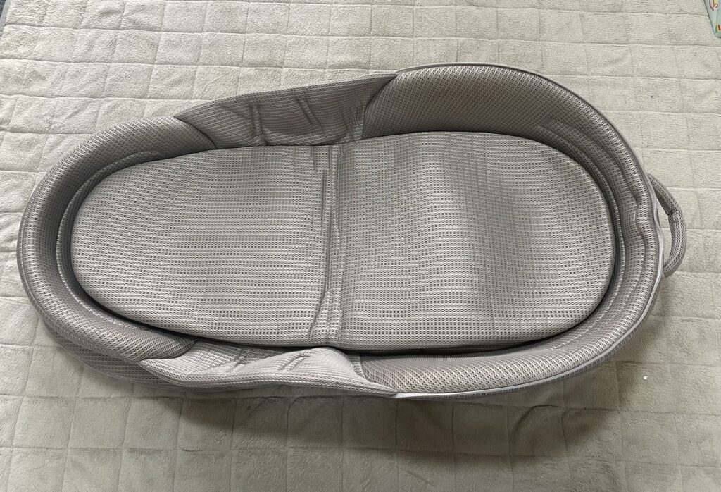 ネオママイズムのベビーベッド全体写真。赤ちゃんの安全を考えた囲みクッション構造。