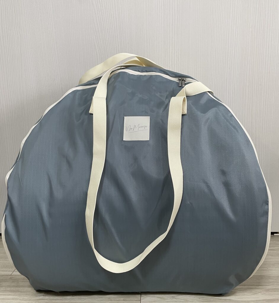 ネオママイズムを折りたたんだ状態と、付属の持ち運び袋に入れた写真。