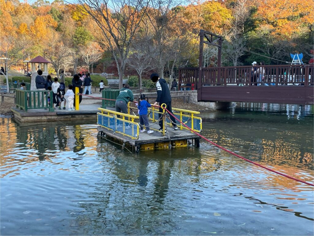しあわせの村のトリム園地にあるイカダをこぐ様子