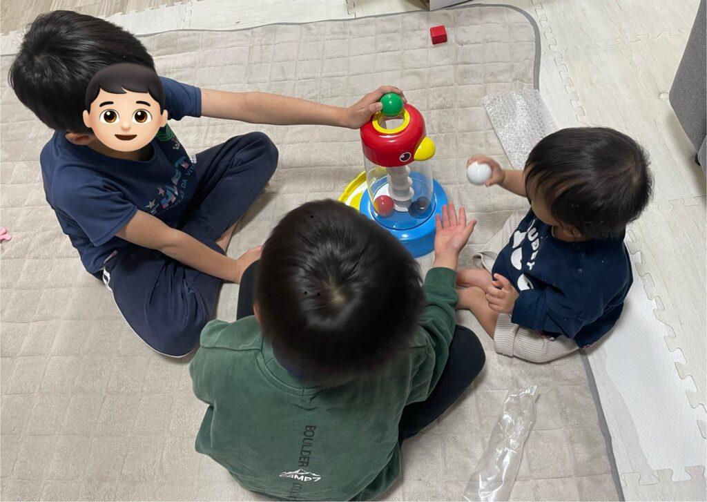 るくるチャイムで遊ぶ兄弟3人。1歳の誕生日プレゼントとして長く使えるおもちゃ