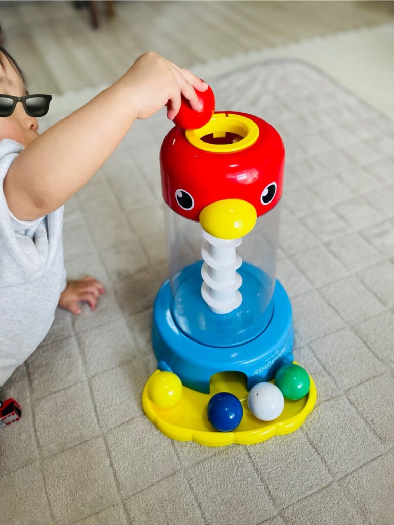1歳の子どもがくるくるチャイムで遊んでいる様子