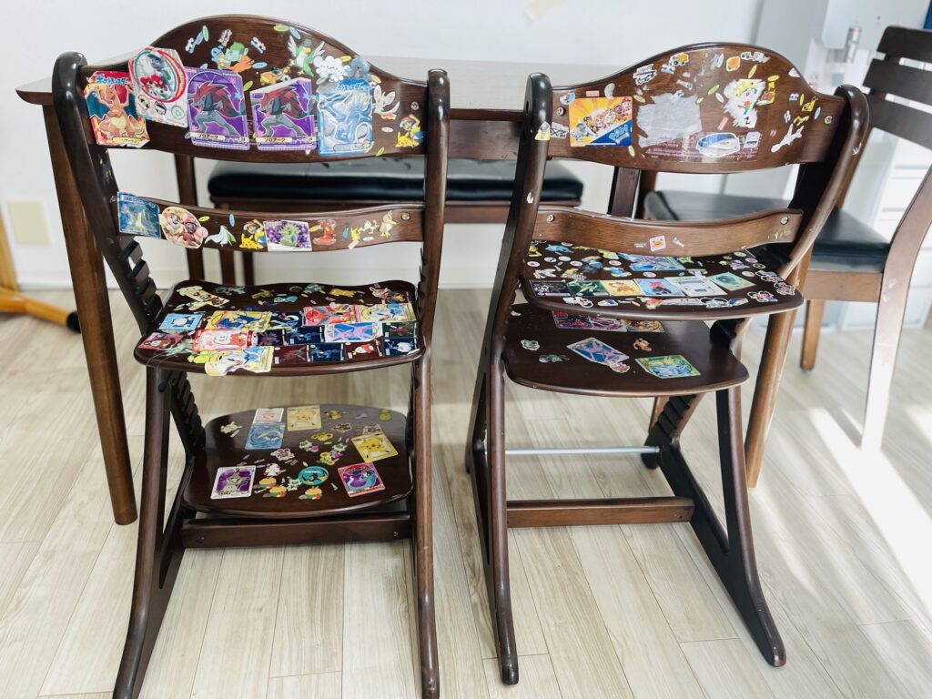 シールでいっぱいのすくすくチェア