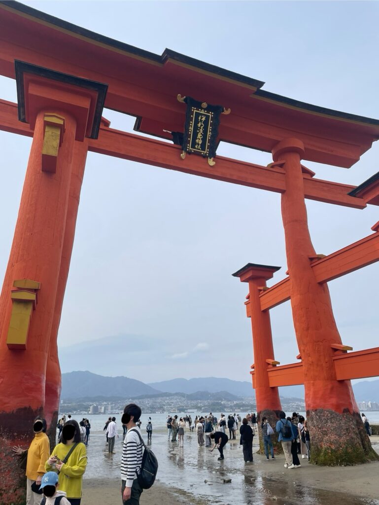 宮島の海に立つ厳島神社の大鳥居