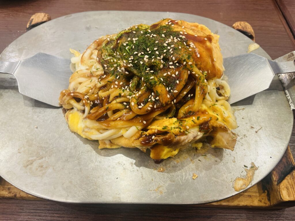 チーズたっぷりの広島風お好み焼き