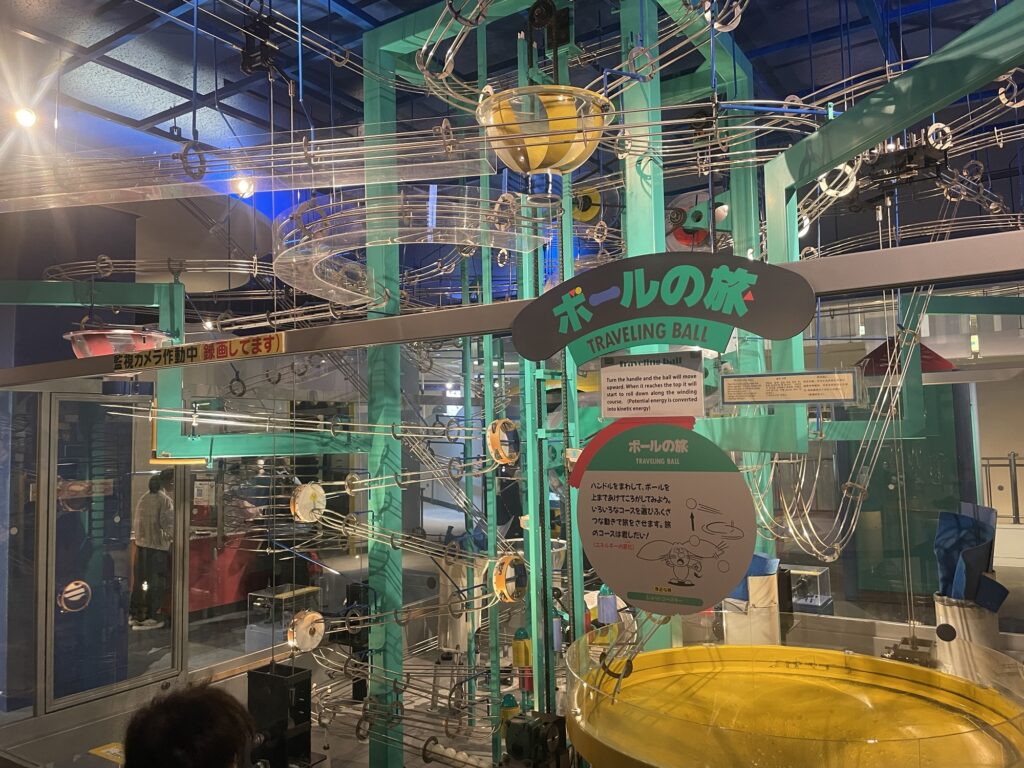 ボールが転がる展示装置