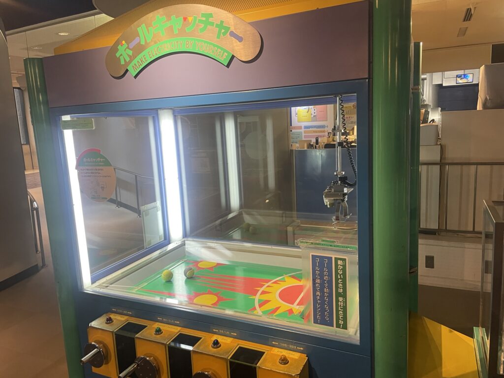 ボールを操作して遊ぶ展示