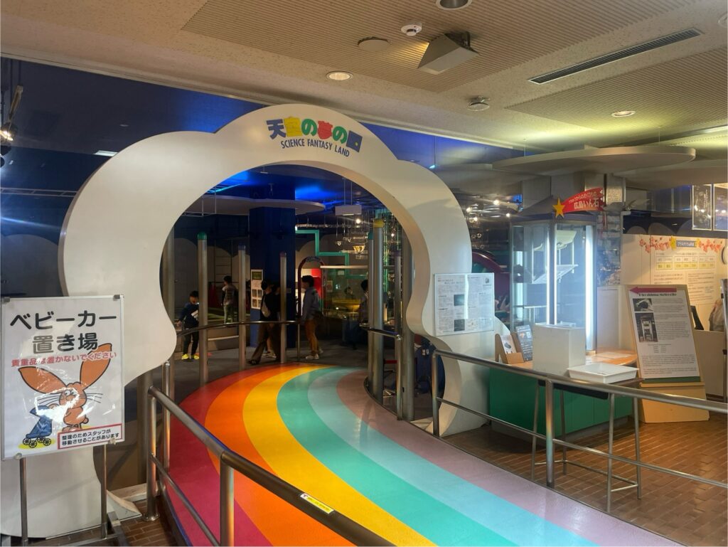 科学館の無料ロッカーとベビーカー置き場あり