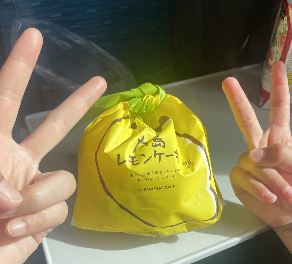 新幹線で食べるレモンケーキ