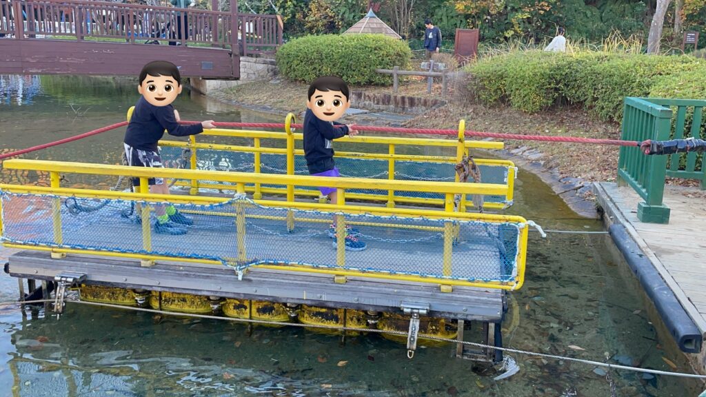 しあわせの村のトリム園地にあるイカダで遊ぶ兄弟