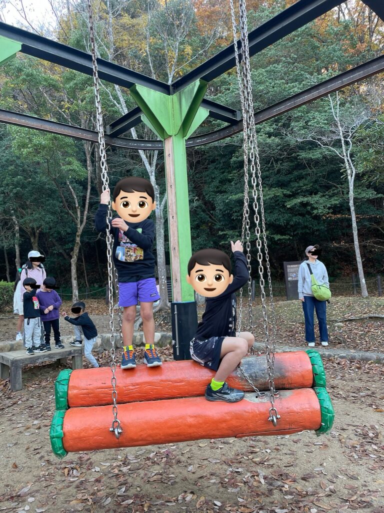 しあわせの村のトリム園地にあるモノレールで遊ぶ兄弟
