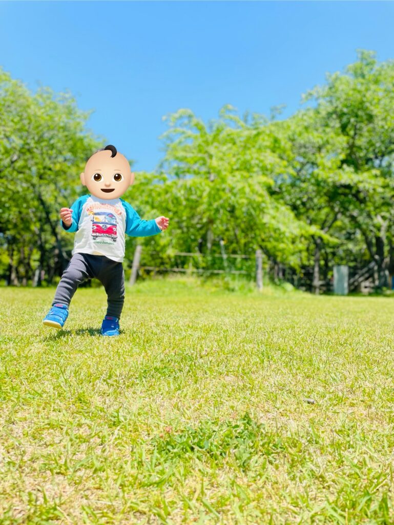 しあわせの村の芝生で歩く１歳